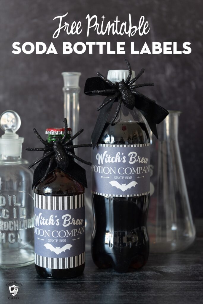 Deux bouteilles de coca light avec des étiquettes de brassage de sorcières table sombre