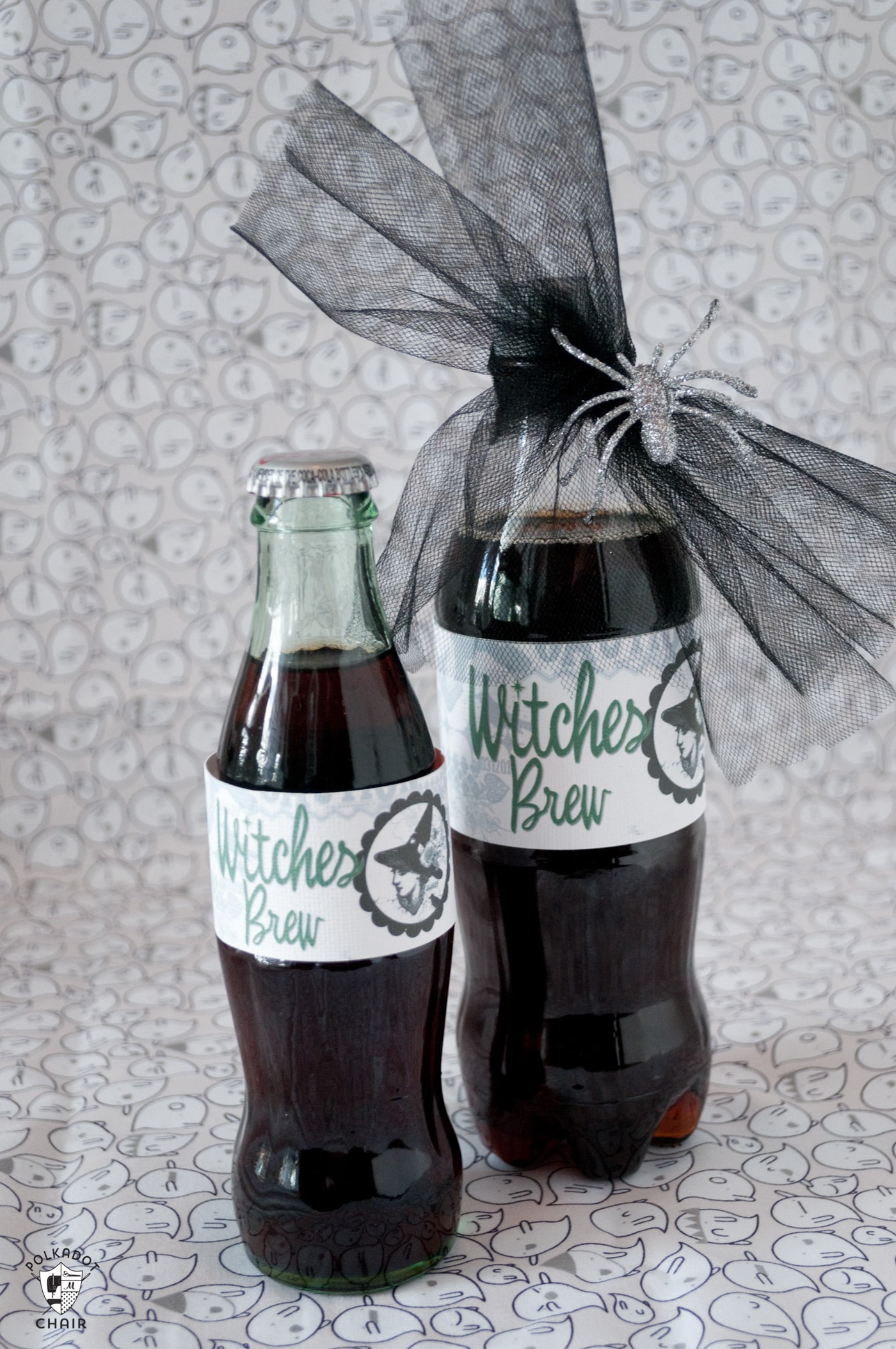 dua botol diet coke dengan label bir penyihir di latar belakang putih