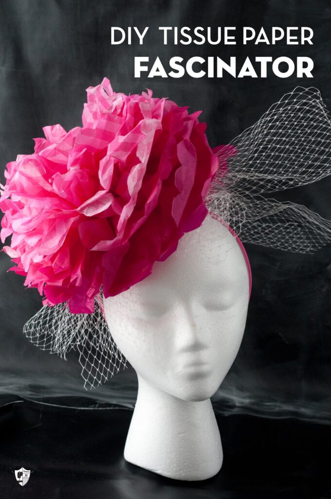 Fascinateur de fleurs en papier rose sur tête blanche sur fond noir