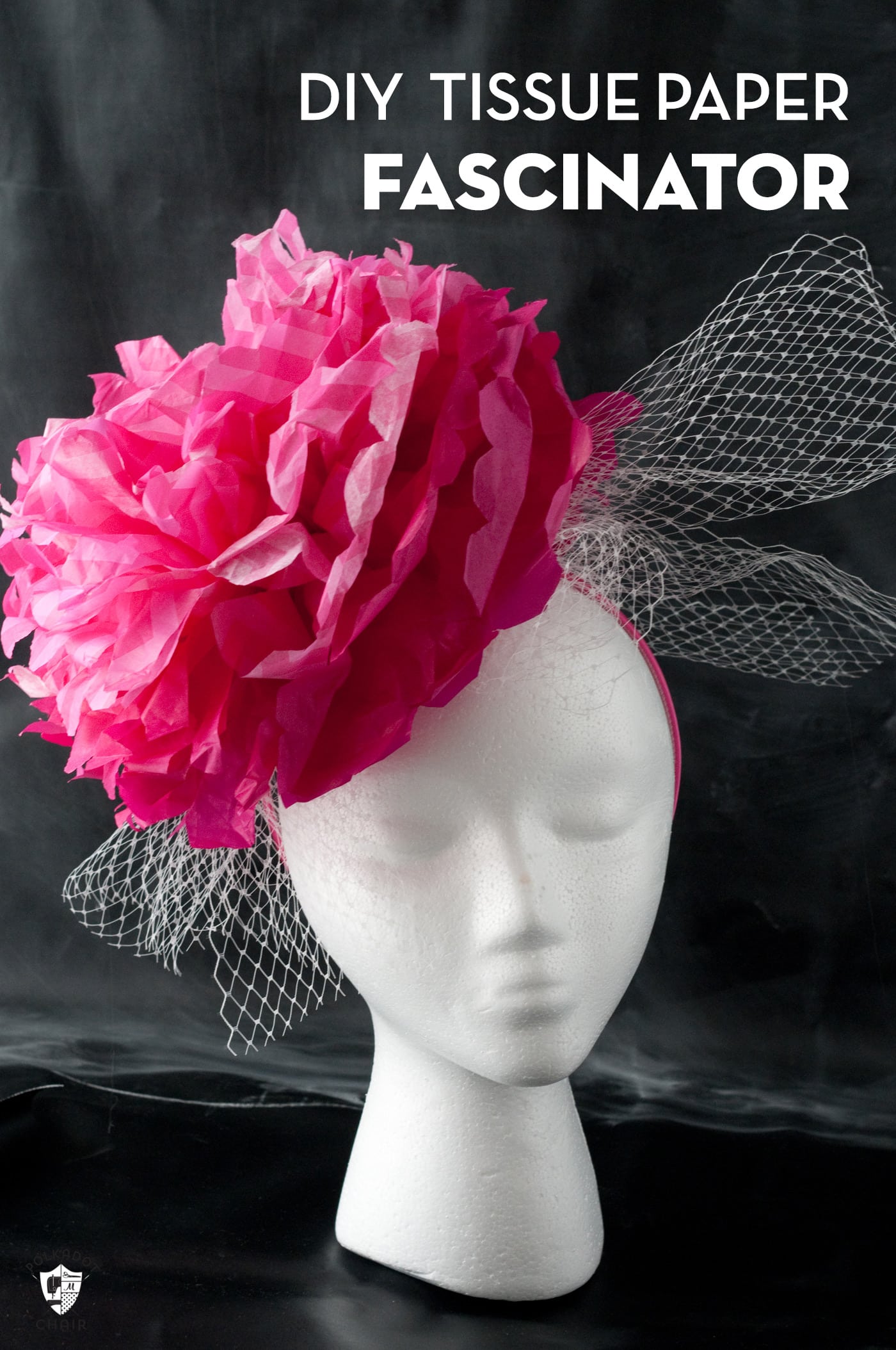 fascinator fleur en papier rose sur tête blanche sur fond noir