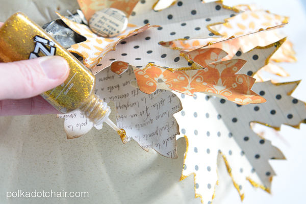 Utilisez des feuilles de papier découpées pour créer une couronne d'automne