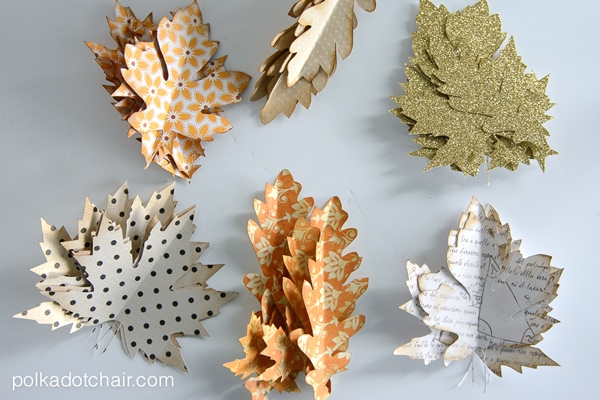 Utilisez des feuilles de papier découpées pour créer une couronne d'automne