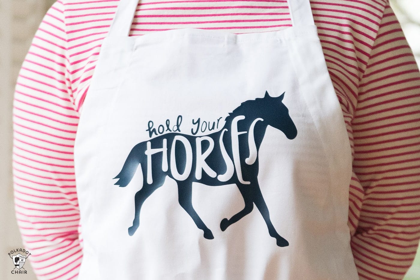 Tenez votre tutoriel de tablier de bricolage pour chevaux, une idée amusante de Kentucky Derby Craft - #derbycrafts #derbycraftideas #kentuckyderby #DIY #DIYApron #CricutMade #SVGFiles #HorseSVGFiles