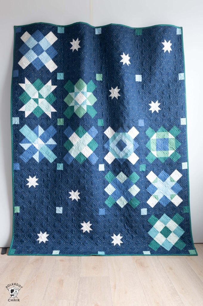 Courtepointe bleu marine, bleu et vert faite de carrés et de rectangles - un motif de courtepointe carré grand-mère moderne