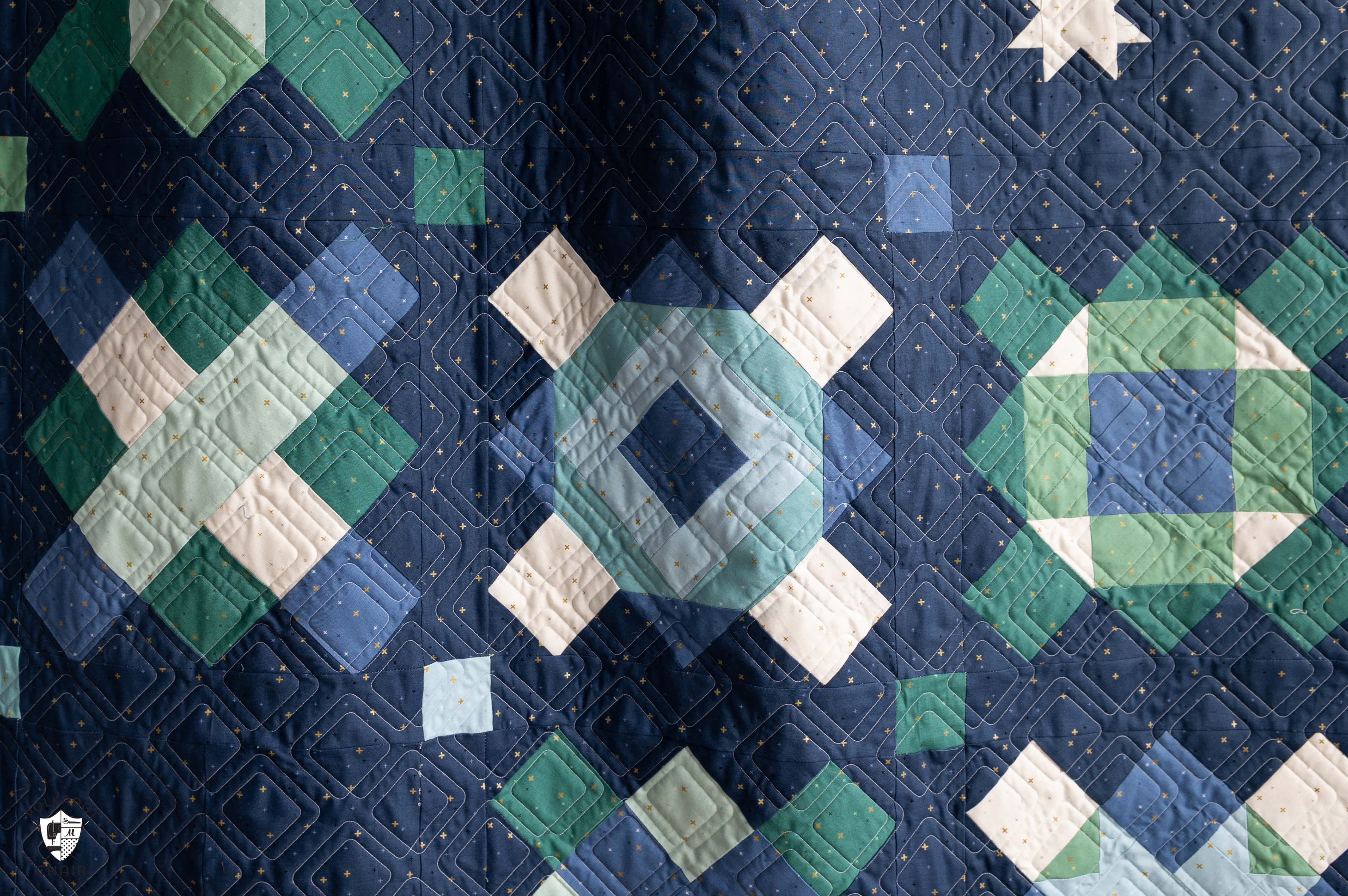 courtepointe bleu marine, bleue et verte composée de carrés et de rectangles - un motif de courtepointe carré de grand-mère moderne