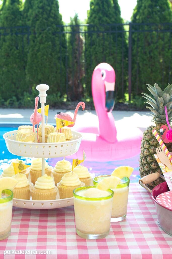 De nombreuses idées amusantes pour organiser une fête à la piscine sur le thème des flamants roses, y compris des contenants d'argenterie imprimables gratuits et une recette de pina colada vierge à l'ananas et à la mangue