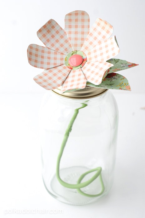Idée d'artisanat de pot Mason de fleurs en papier sur polkadotchair.com