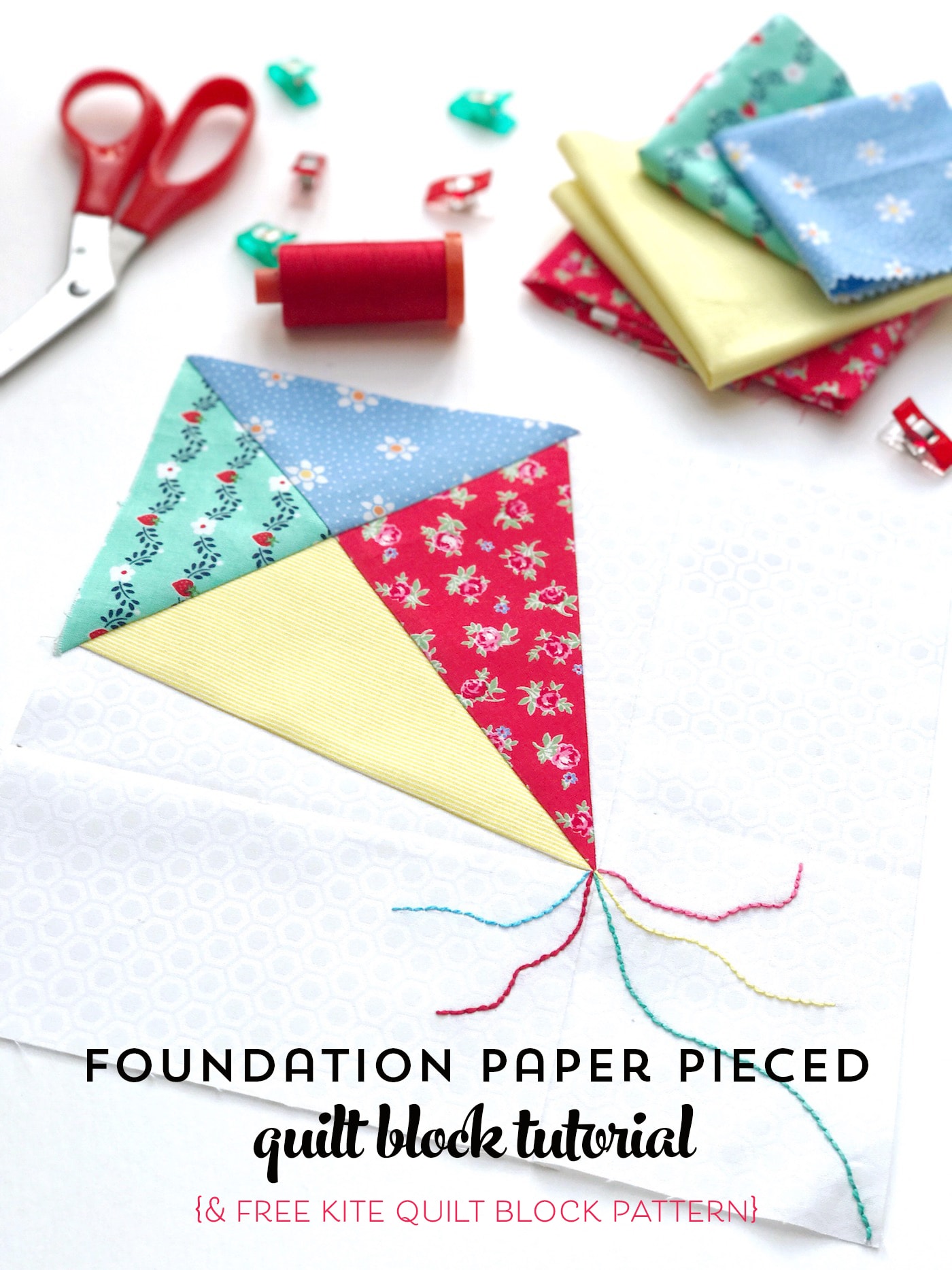Apprenez à fabriquer du papier avec ce didacticiel d'assemblage de papier de base de Sarah Ashford sur polkadotchair.com. Comprend un modèle gratuit d'assemblage de papier pour cerf-volant #paperpiecing #foundationpaperpiecing #quilts #quiltblock #quiltpatterns