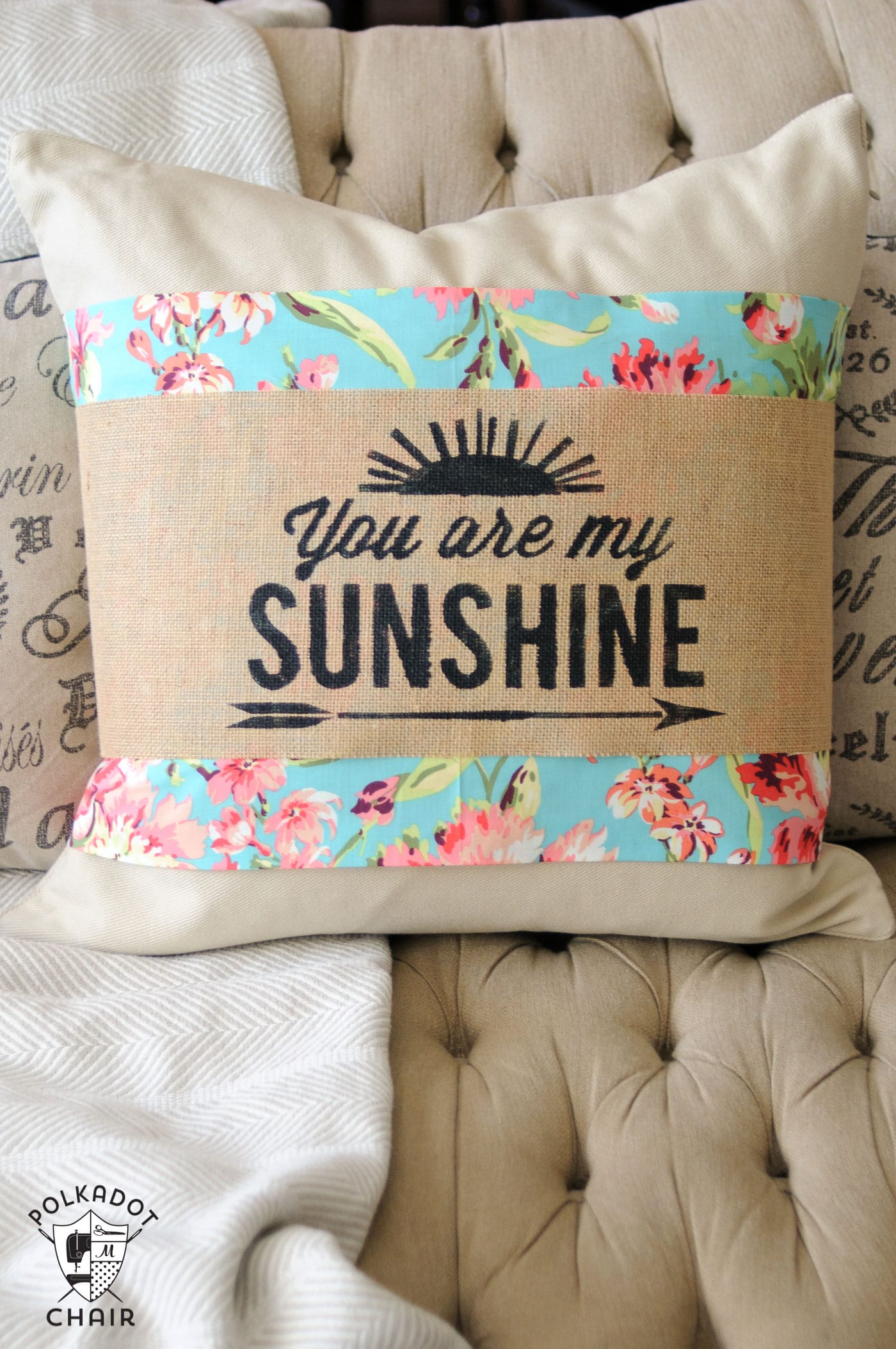 Tutoriel de bricolage sur les manches d'oreiller en toile de jute au pochoir ; avec fichier de coupe gratuit « You are My Sunshine » pour le Cricut ou la Silhouette