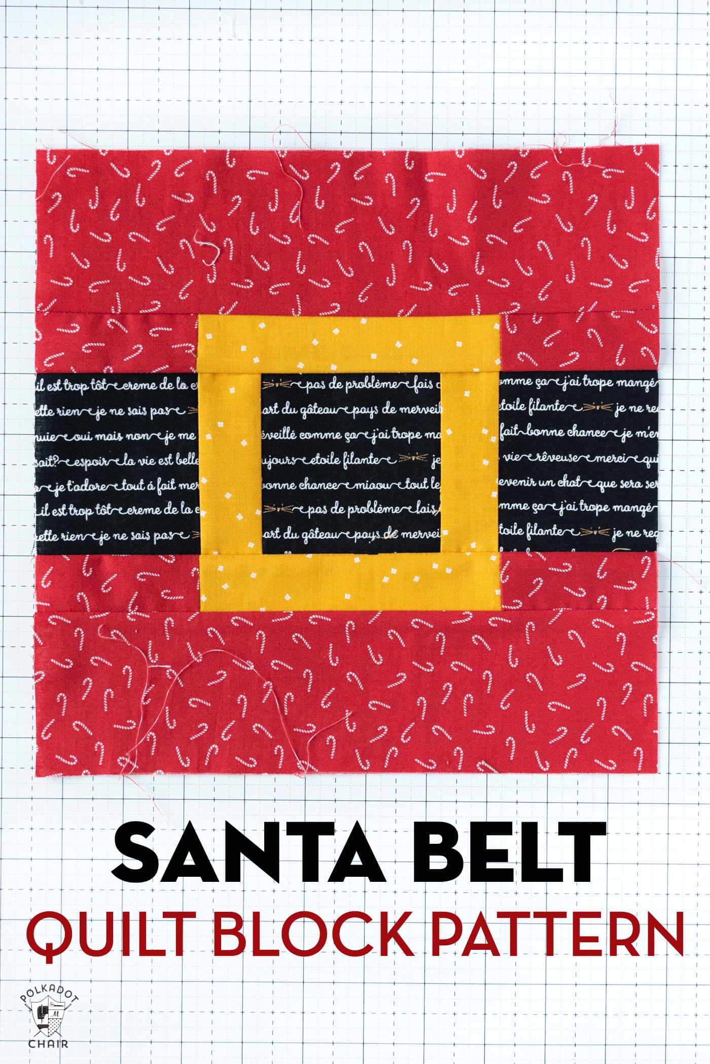 Photo d'un bloc de courtepointe cousu avec ceinture du Père Noël sur un tapis de découpe blanc