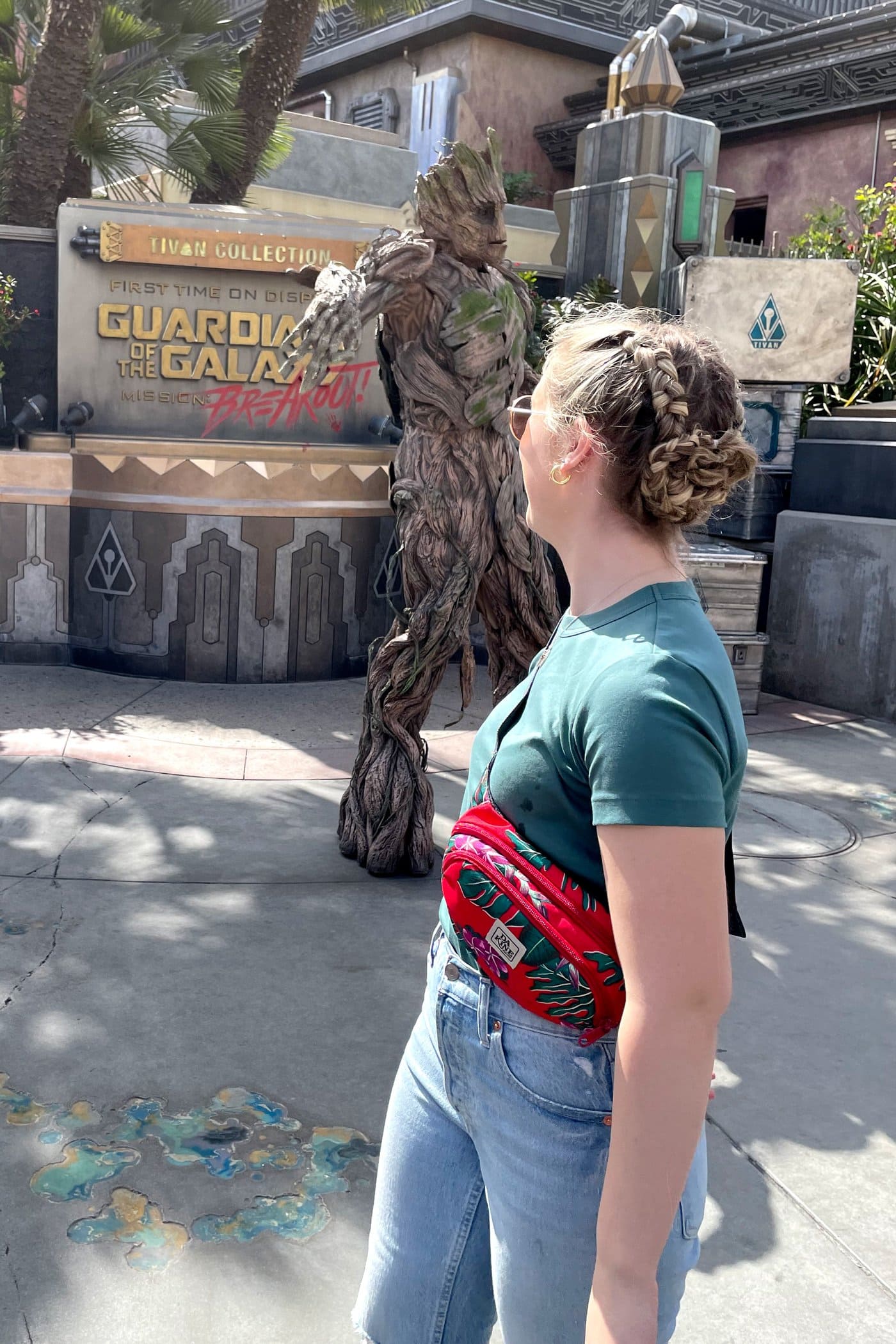 Fille avec des tresses devant Groot à Disneyland
