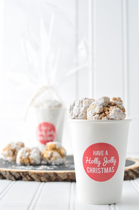 Recette de bouchées de biscuits Graham et d'autocollants de Noël « Have a Holly Jolly » imprimables gratuitement, il suffit d'imprimer et de coller sur des gobelets en papier blanc ordinaire pour un moyen simple d'emballer des bonbons de Noël !