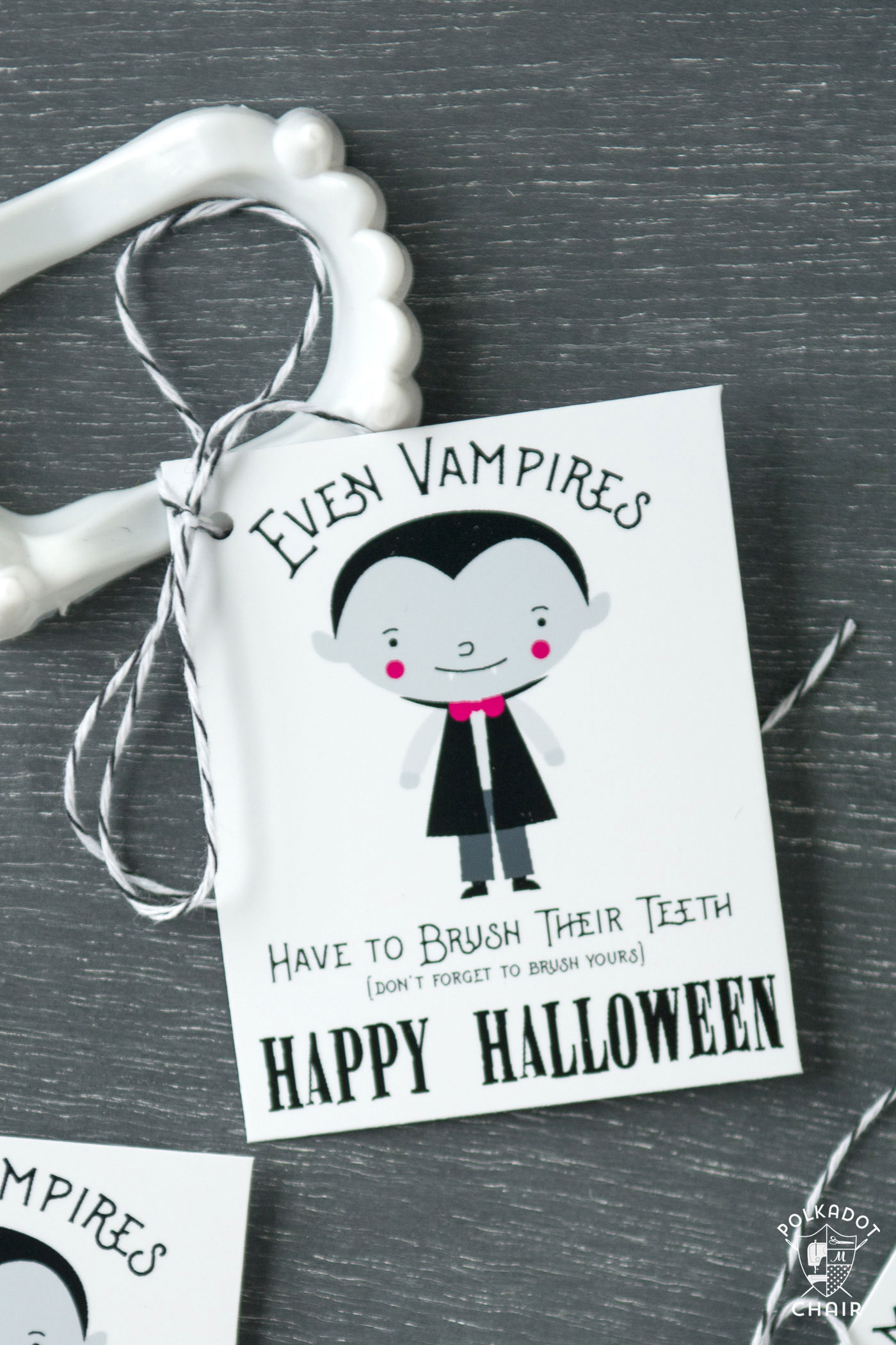Idée mignonne de friandises d'Halloween sans bonbons - des étiquettes imprimables gratuites à attacher aux dents de vampire !