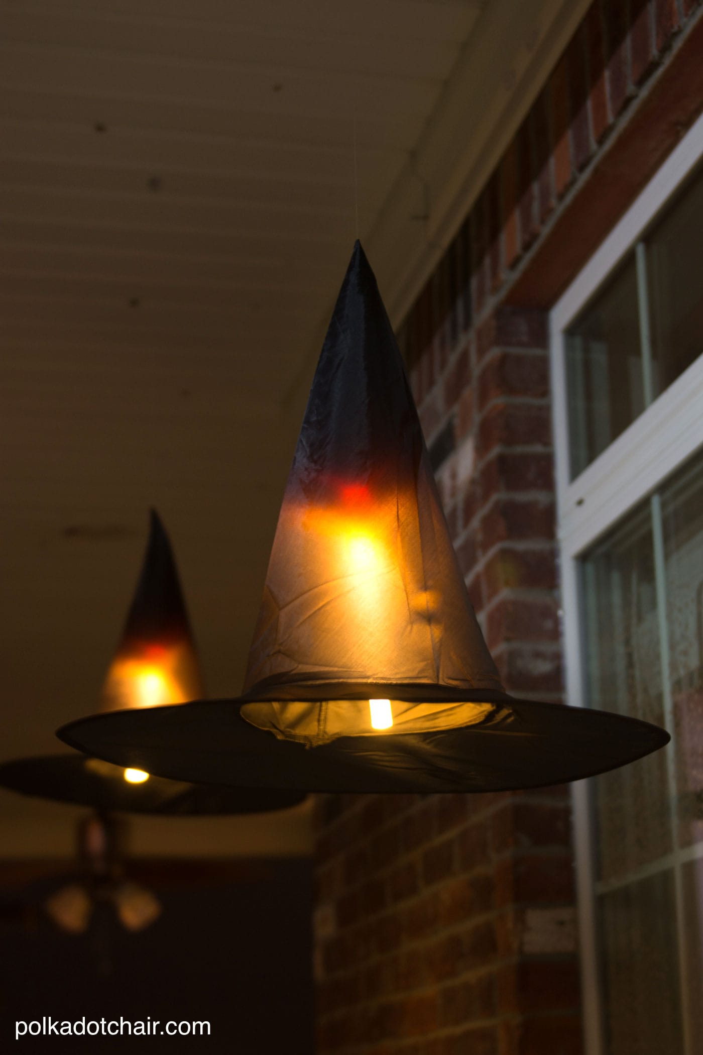 Idée déco astucieuse pour une véranda pour Halloween, les luminaires en chapeau de sorcière flottants, ils s'allument même la nuit !