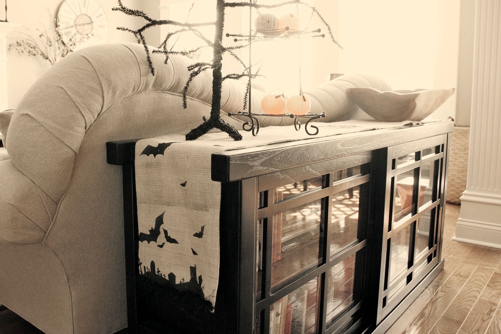 Chemin de table en toile de jute sur table noire avec décorations d'Halloween