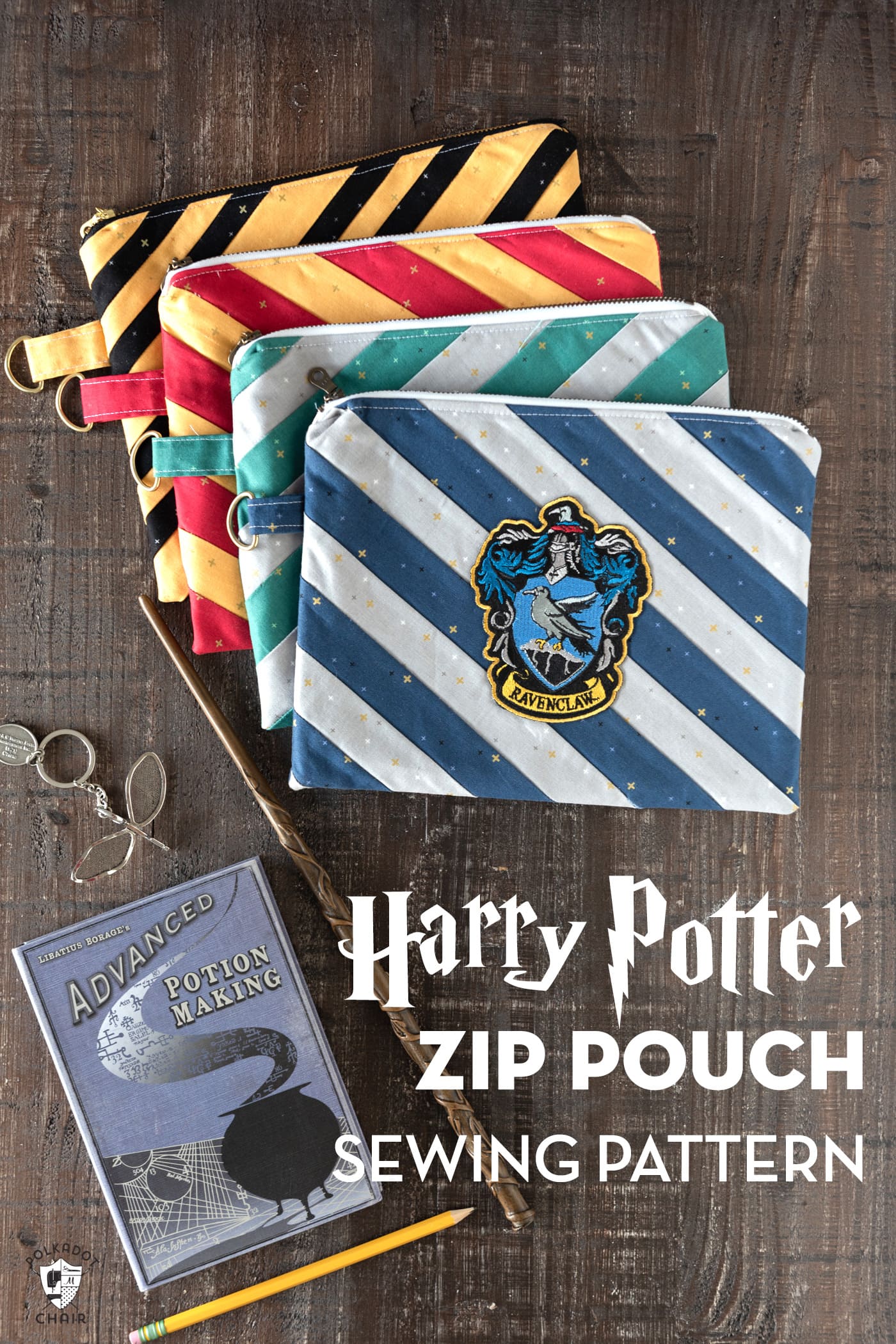 pochettes zippées à rayures colorées sur table en bois avec livre Harry Potter