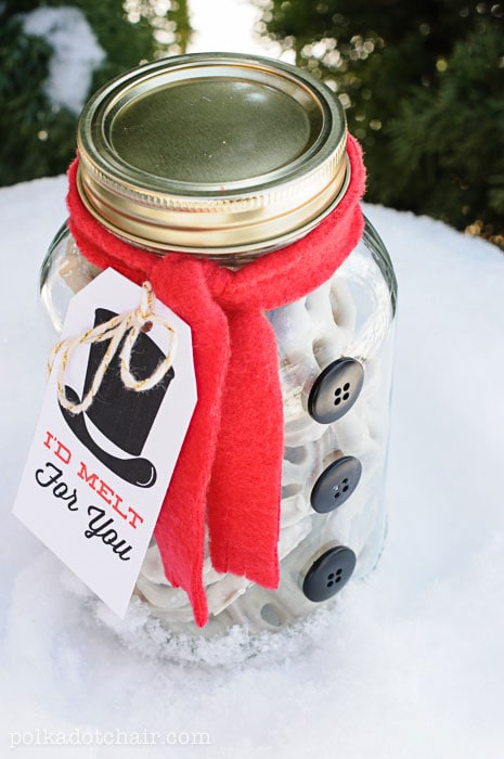 Idée cadeau mignonne de pot de maçon de bonhomme de neige - si simple ! Vous pouvez télécharger le "I'd Melt for you Tag" sur le site