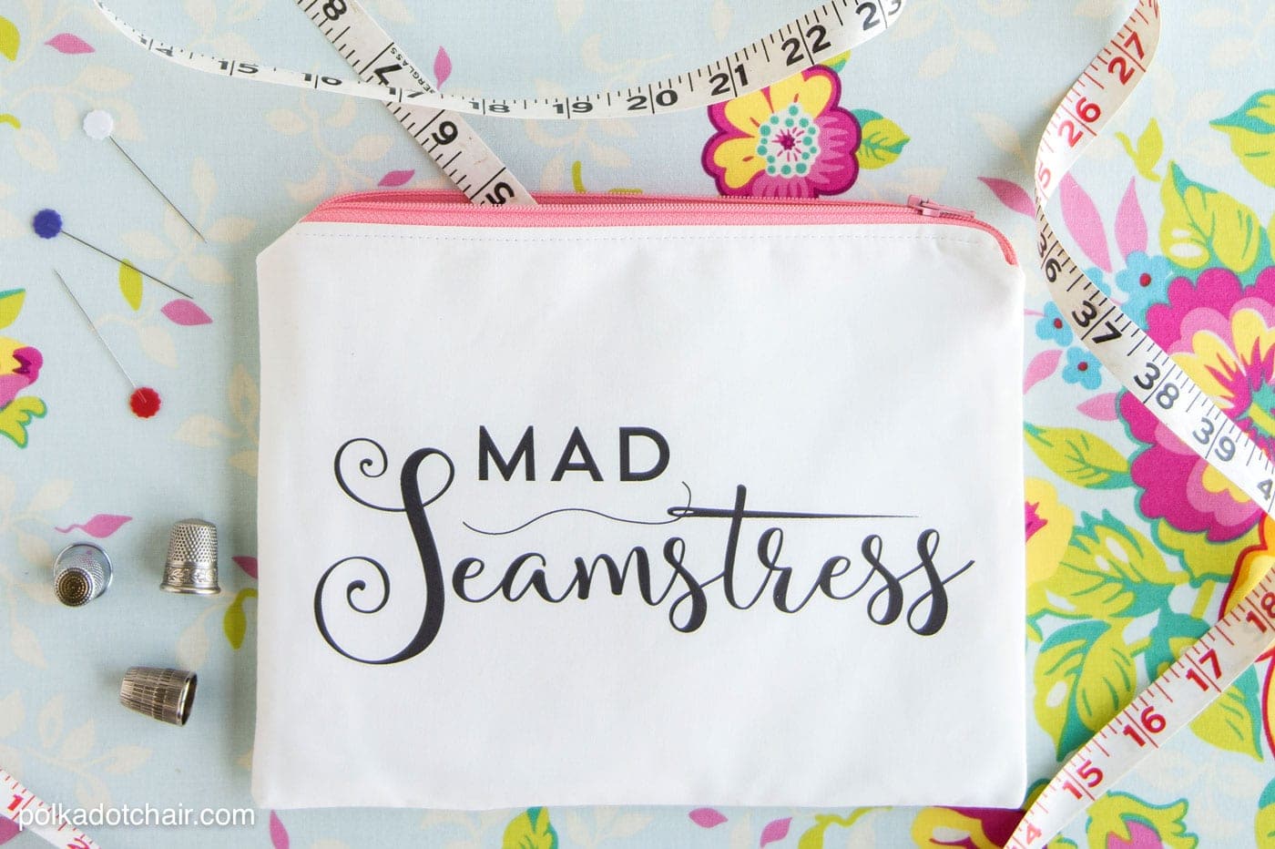 Tutoriel couture pour réaliser cette pochette zippée "Mad Seamstress". Vous pouvez télécharger l’image et l’imprimer vous-même chez vous sur du tissu !