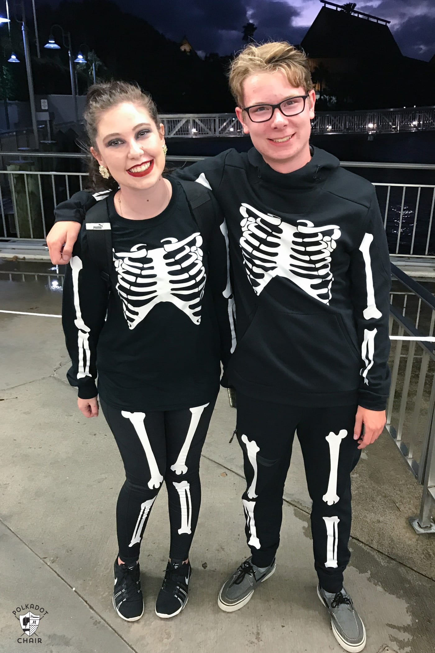 Ados en costumes d'Halloween squelette la nuit noire