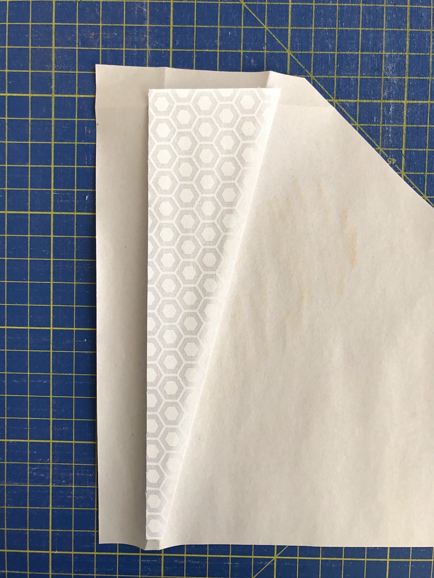 Apprenez à créer un morceau de papier de base avec ce modèle gratuit d'assemblage de papier cerf-volant. #quilts #quilting #fpp #foundationpaperpiecing #tutorial #freequiltpattern