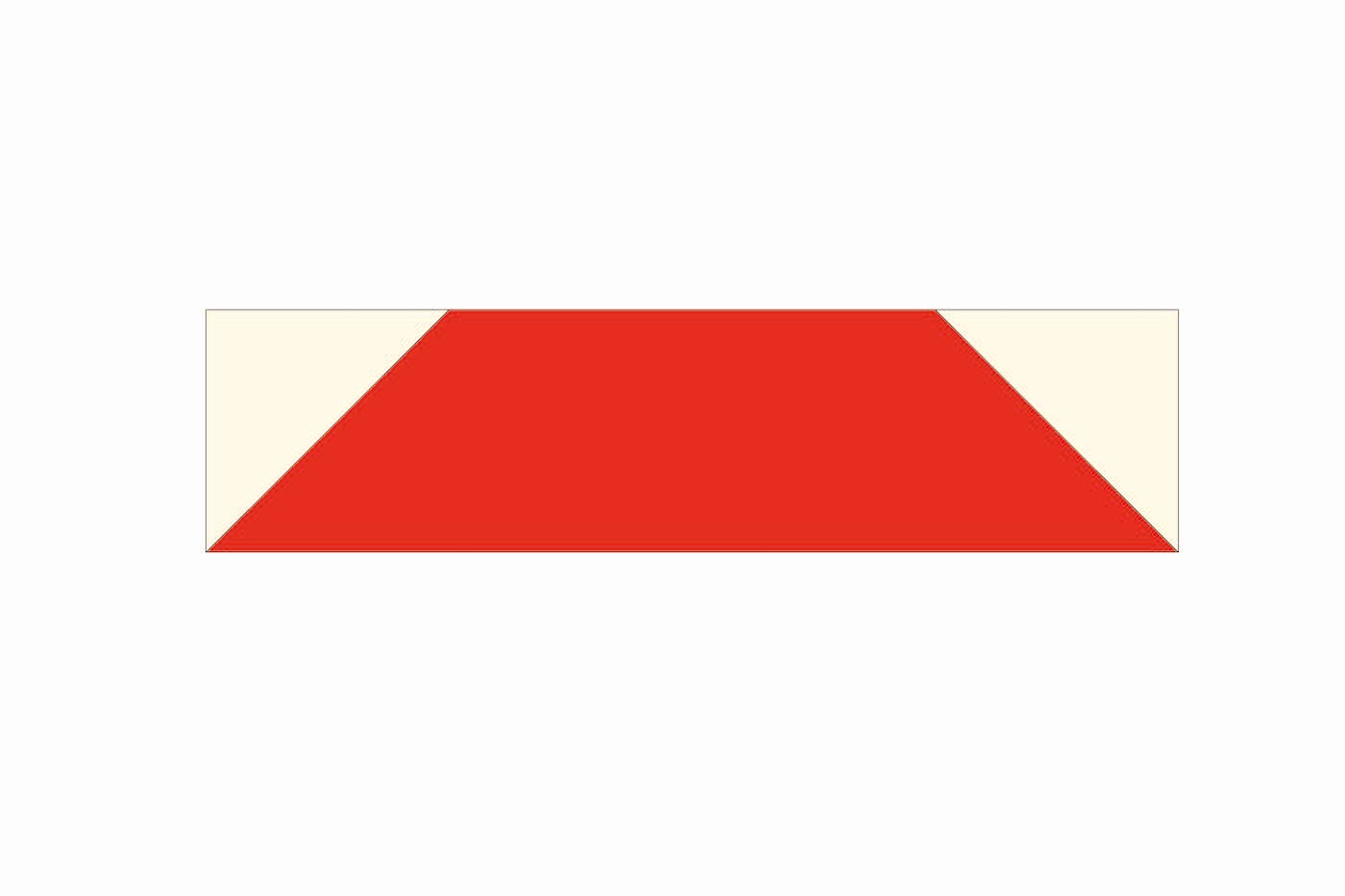 étape du schéma d'assemblage de la courtepointe, forme géométrique avec carrés et triangles bleu marine et crème