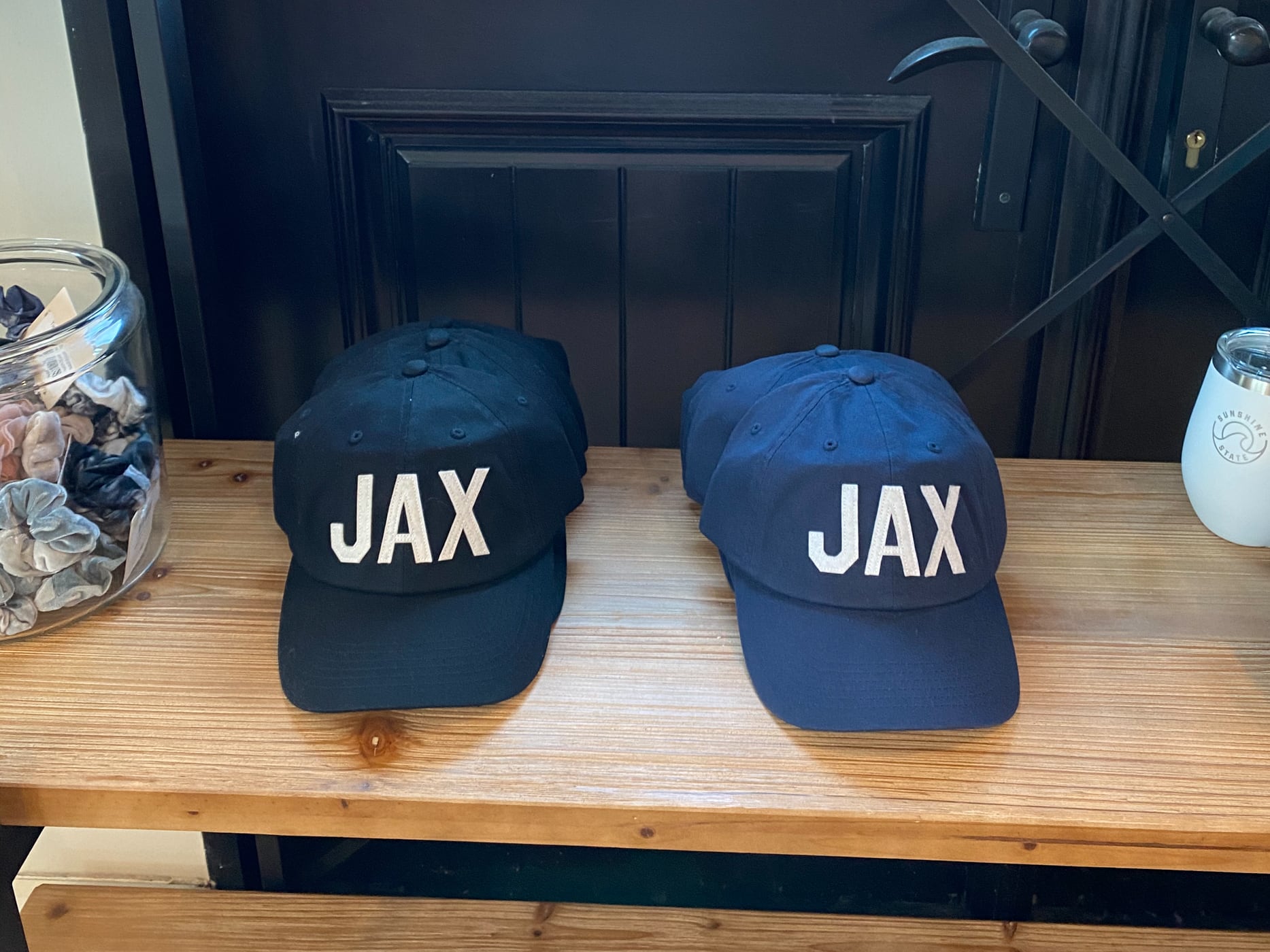 Deux chapeaux avec lettrage JAX