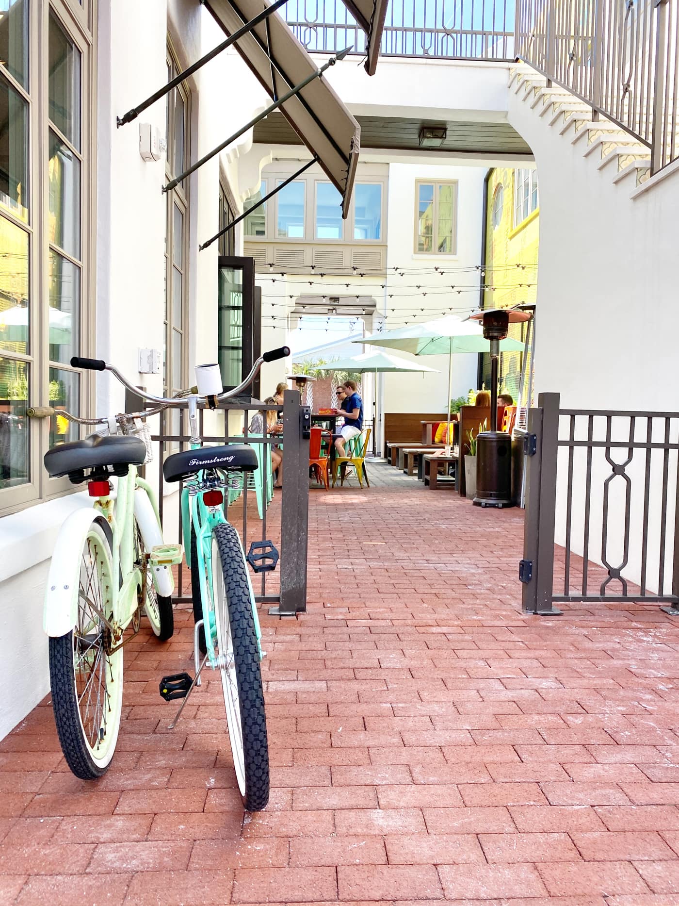 Deux vélos garés près de la porte du centre-ville des plages