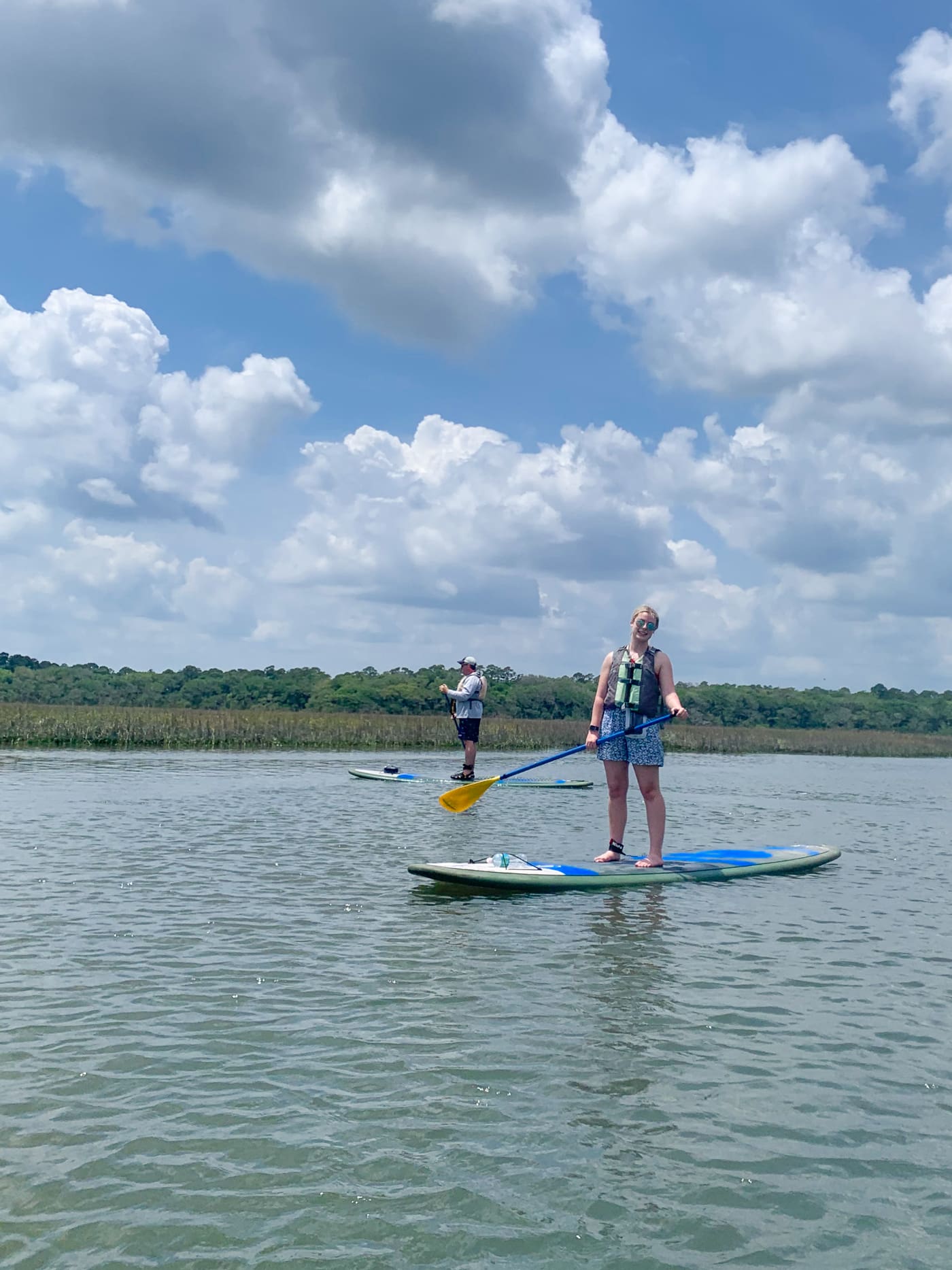 deux personnes sur des paddleboards dans l'eau