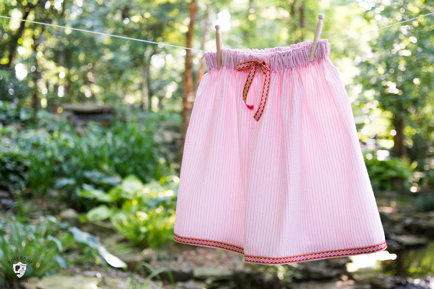 Comment coudre une jupe simple parfaite pour l'été. Un tuto de couture de jupe vraiment mignon comme une jupe en seersucker !