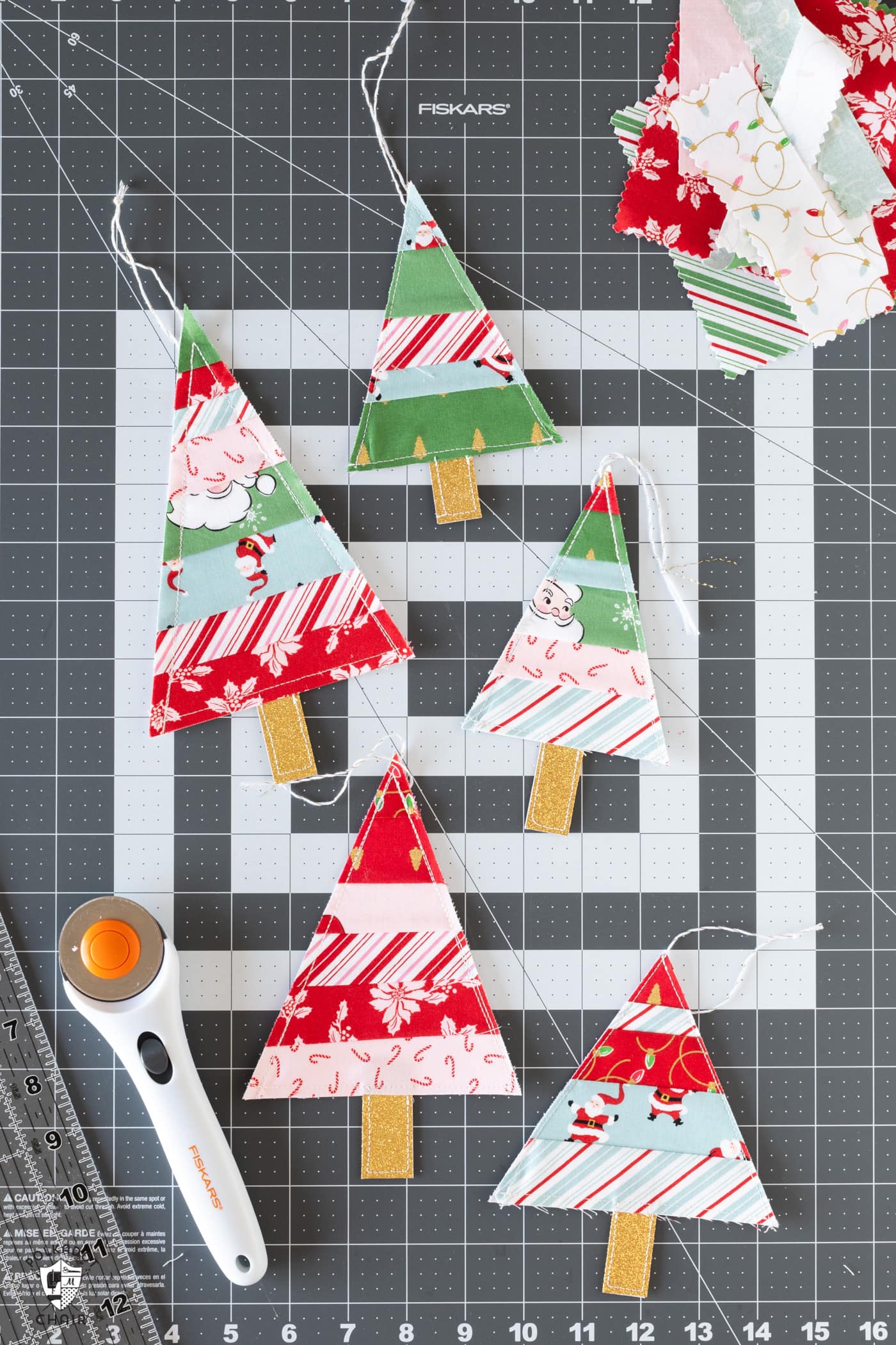 diverses décorations d'arbre de Noël sur un tapis de découpe gris