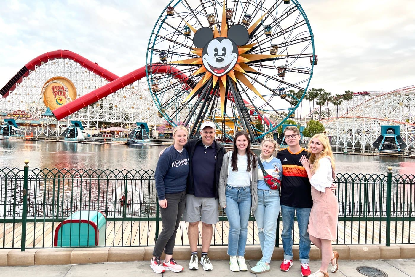 Famille posée devant la grande roue de Disneyland