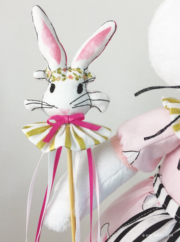 Bunny Queen Phoebe Softie par KidGiddy - en utilisant le tissu du pays des merveilles