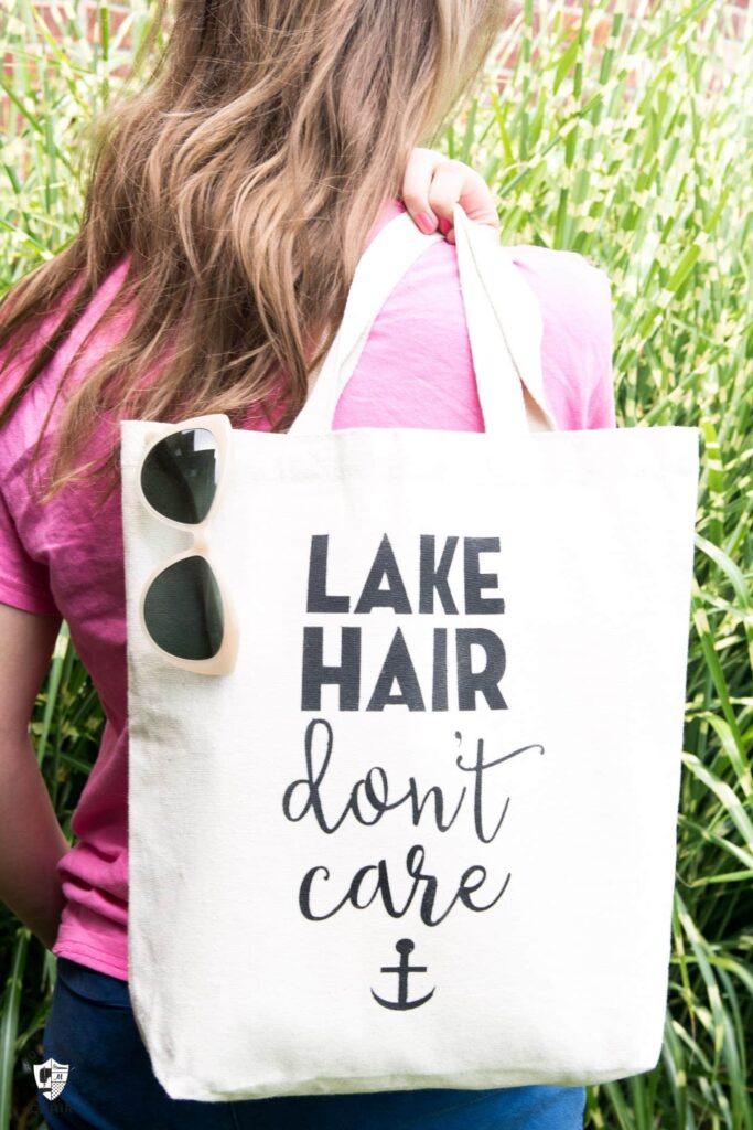 Sac fourre-tout d'été au pochoir diy "lake hair don't care" avec téléchargement de fichier svg gratuit par melissa de polkadotchair.com