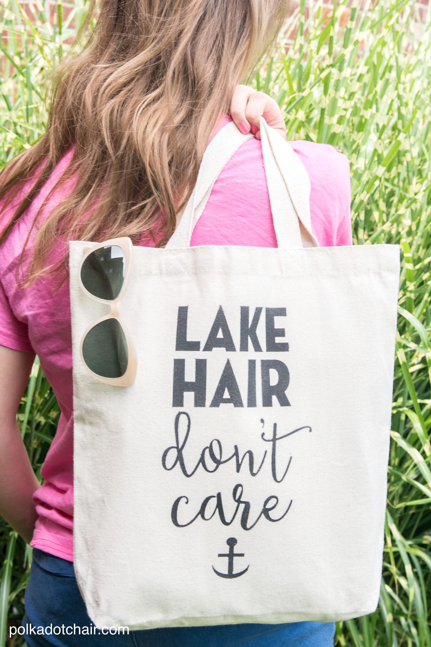 DIY « Lake Hair Don’t Care » Sac fourre-tout d’été au pochoir avec téléchargement gratuit de fichiers svg par Melissa de polkadotchair.com