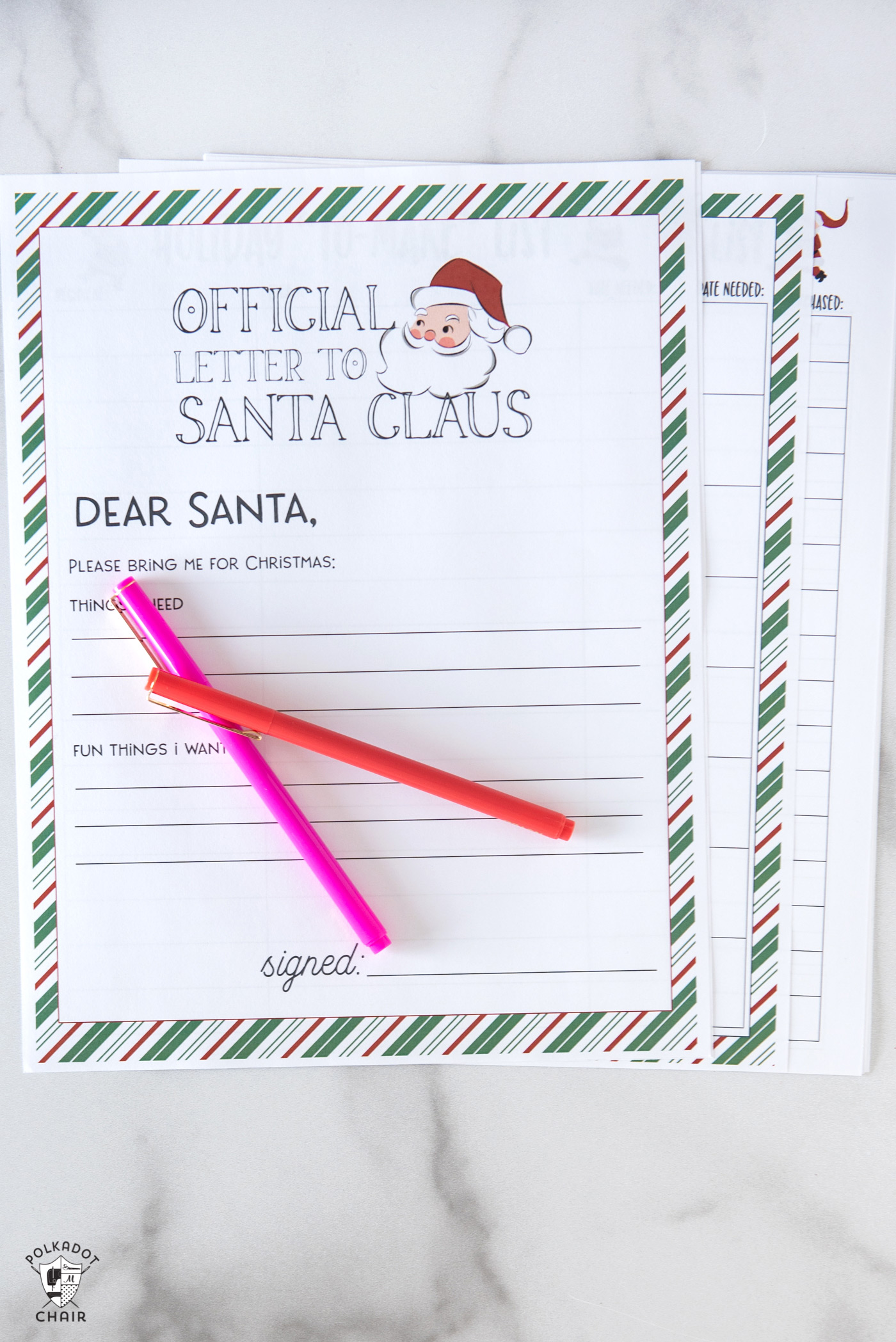 pages imprimées du planificateur de Noël sur une table blanche avec des stylos