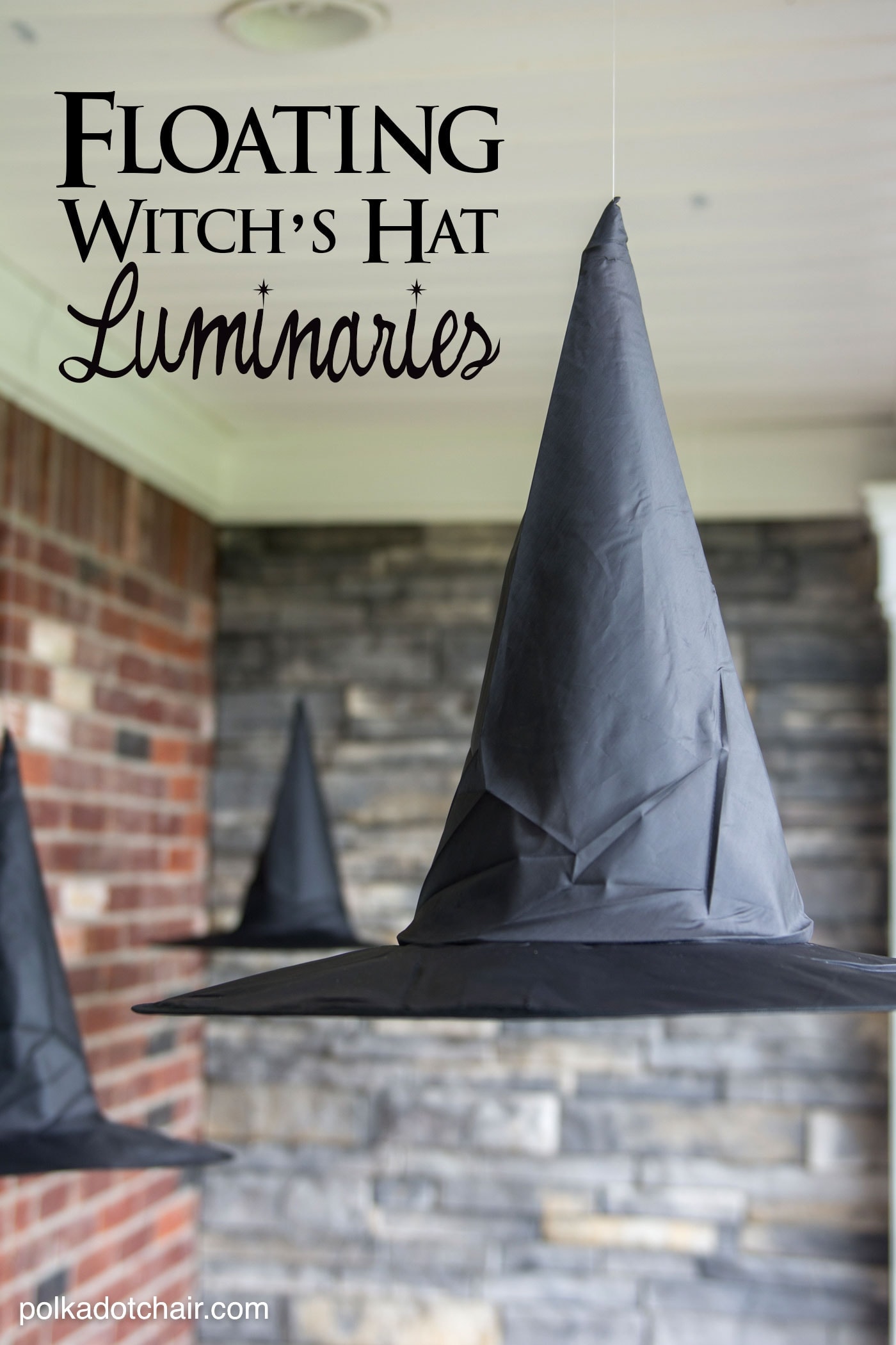 chapeaux de sorcière noirs accrochés sur le porche