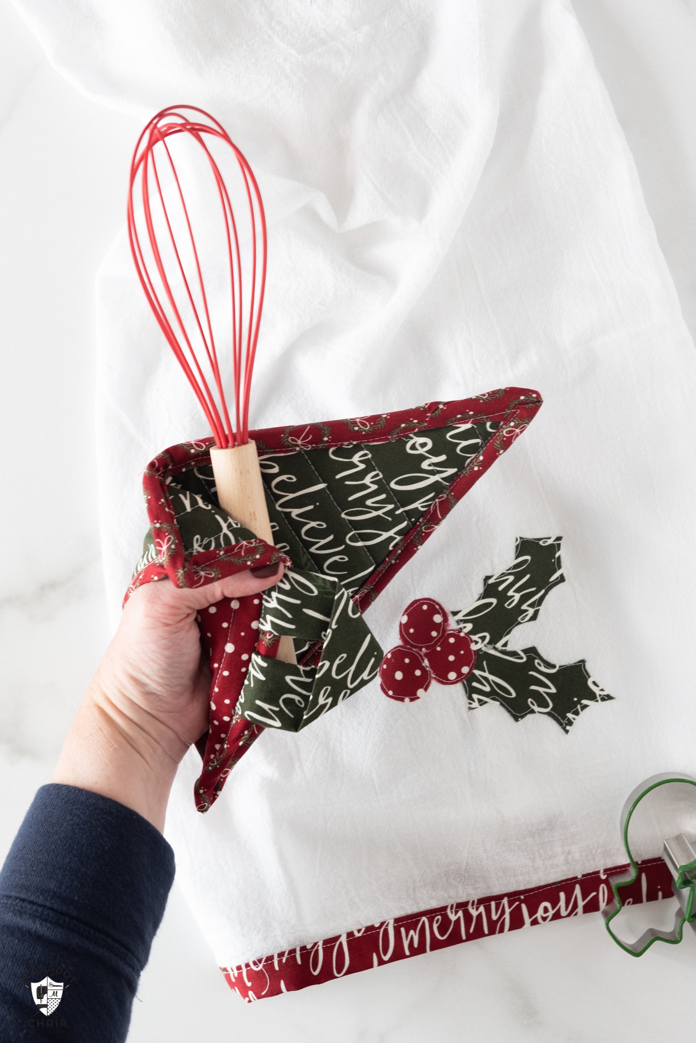 Apprenez à réaliser des maniques de Noël matelassées avec ce patron de couture. Comprend des maniques rondes, des maniques enveloppes, des coussins chauffants pour sapin de Noël et des motifs de coussinets chauffants rayés. #Christmassewing #Potholder #Patrons de couture