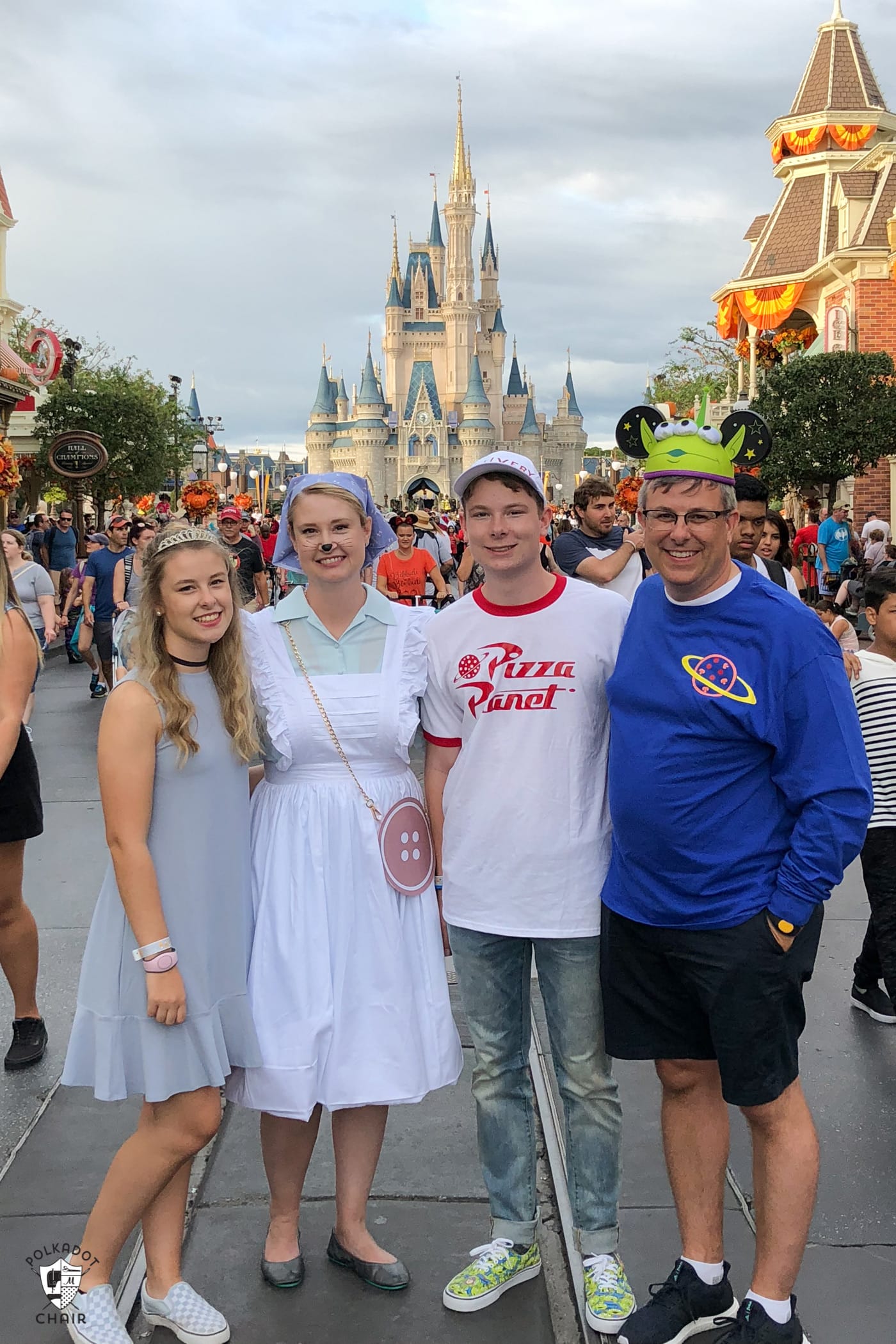 Famille habillée pour la fête d'Halloween à Disney World