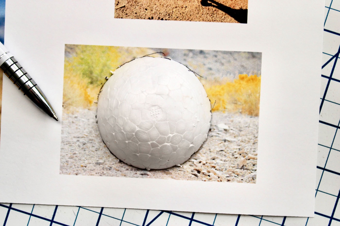 photo et boule de polystyrène sur tapis de découpe blanc