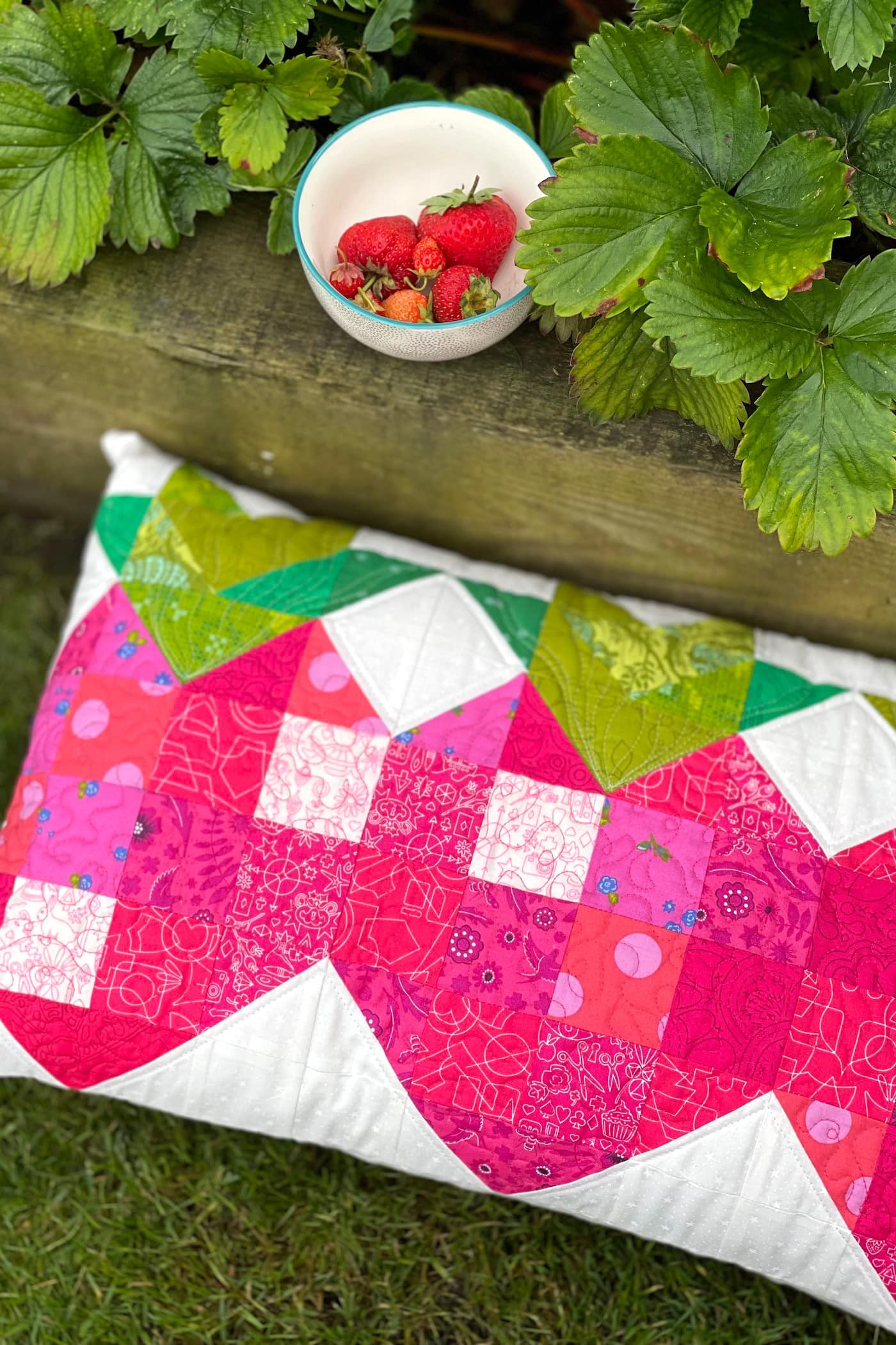oreiller matelassé en patchwork de fraises à l'extérieur