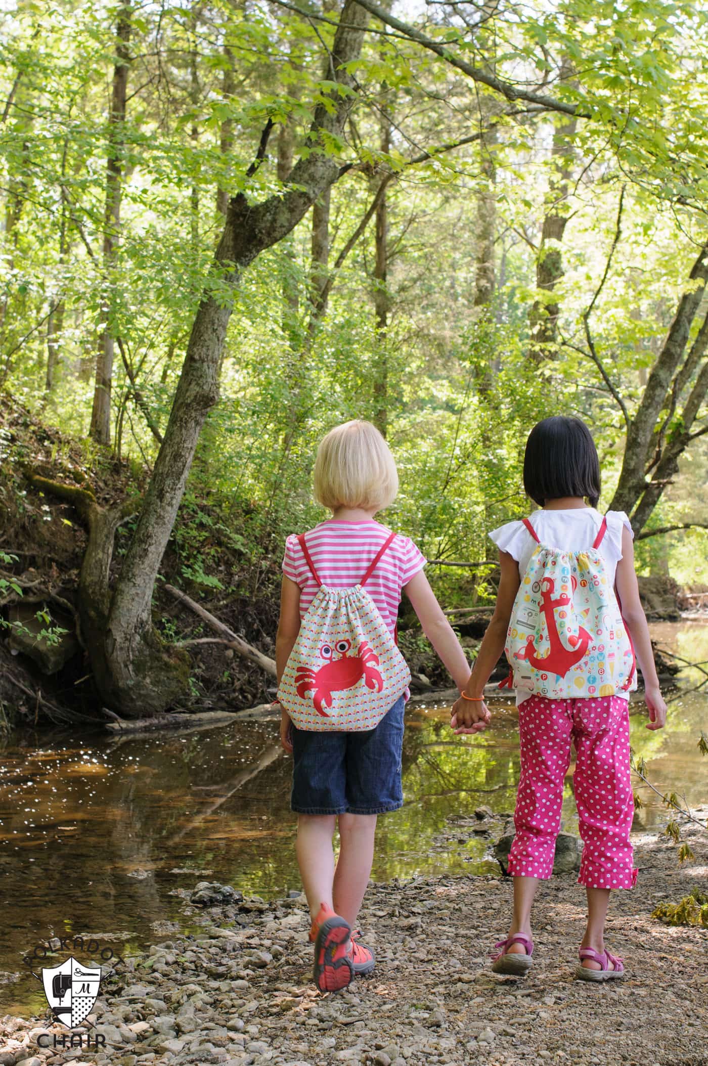 Patron de couture gratuit pour un sac à dos d'été simple à cordon pour enfants. Comprend même un téléchargement gratuit pour les formes appliquées en forme de crabe et d'ancre sur le sac.