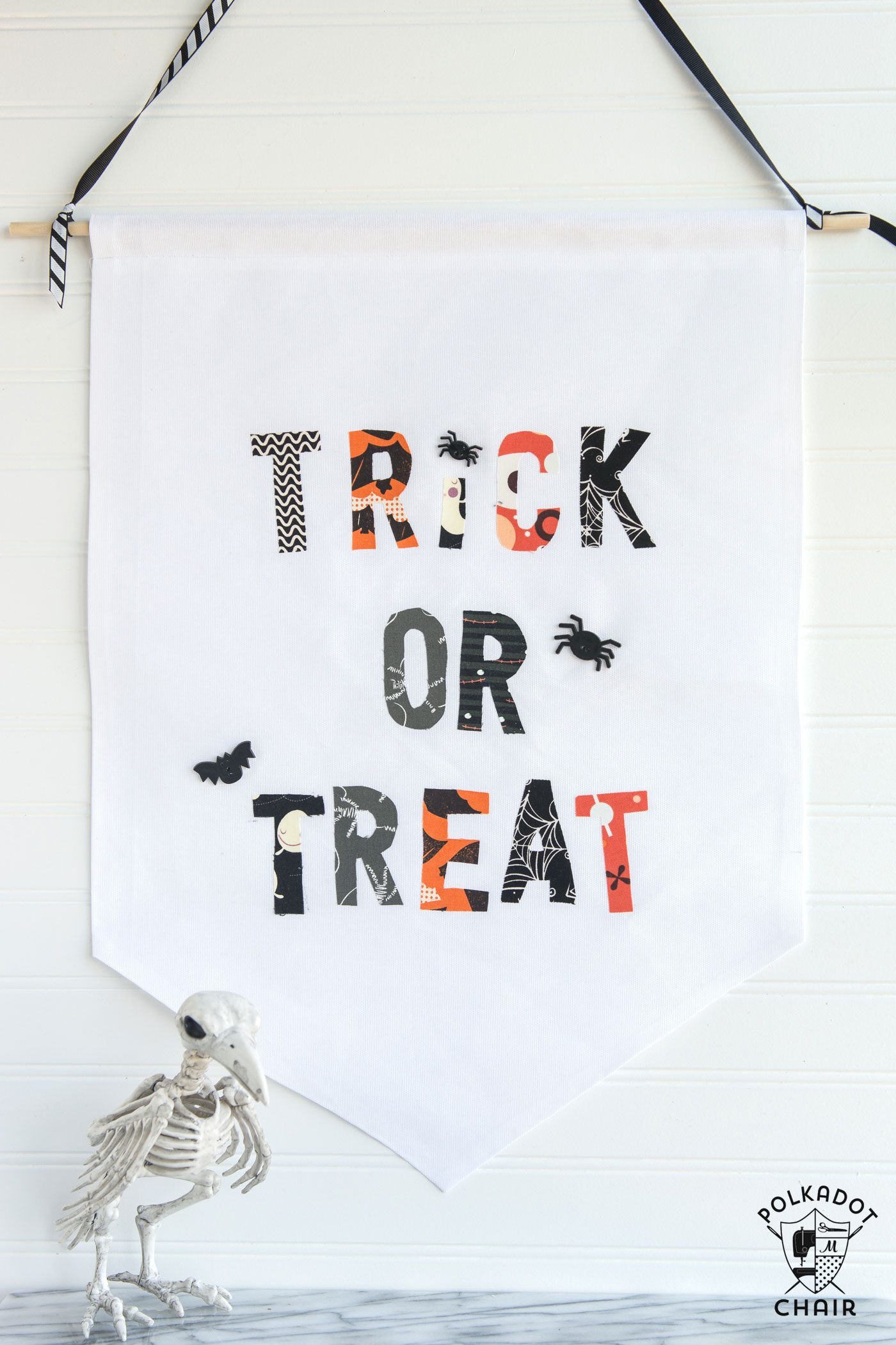 Bannière d'Halloween DIY Trick or Treat - si facile à réaliser qu'elle ne nécessite aucune couture, le site comprend un modèle gratuit pour le lettrage