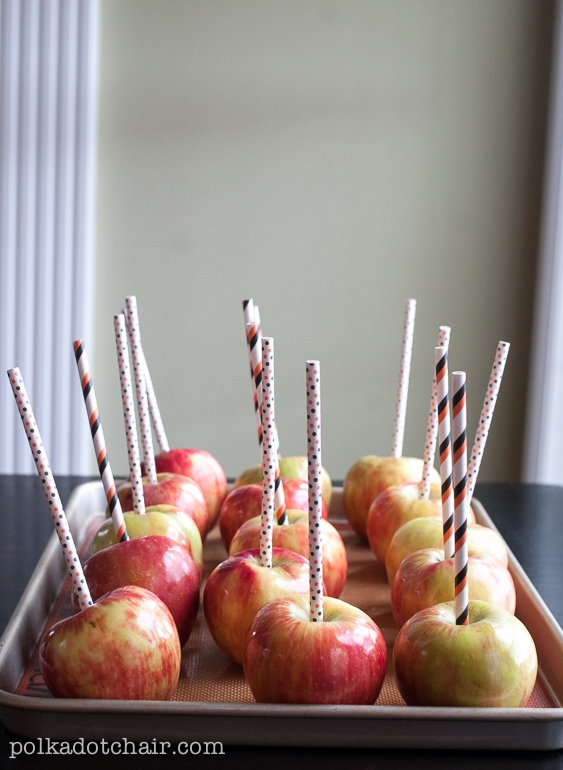 Recette de Pommes Caramel décorées comme des monstres, trop mignonnes ! Excellente idée de nourriture d'Halloween à servir.