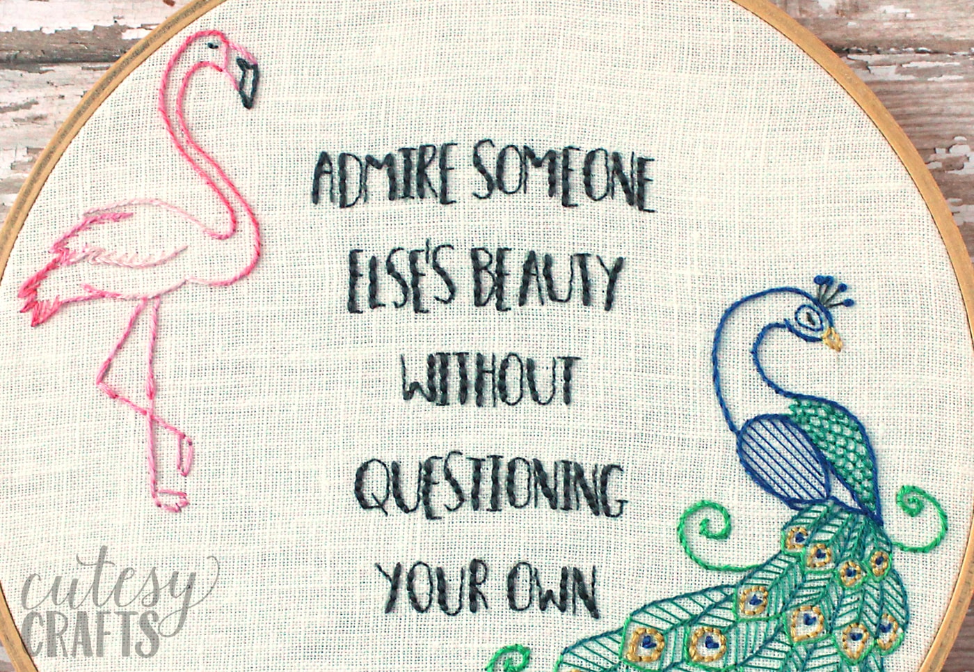 Motif de broderie gratuit Flamant rose et paon - Citation broderie "Admirez la beauté de quelqu'un d'autre sans remettre en question la vôtre" #embroiderypattern #freeembroiderypattern #flamingo #peacock #embroiderypatternquote