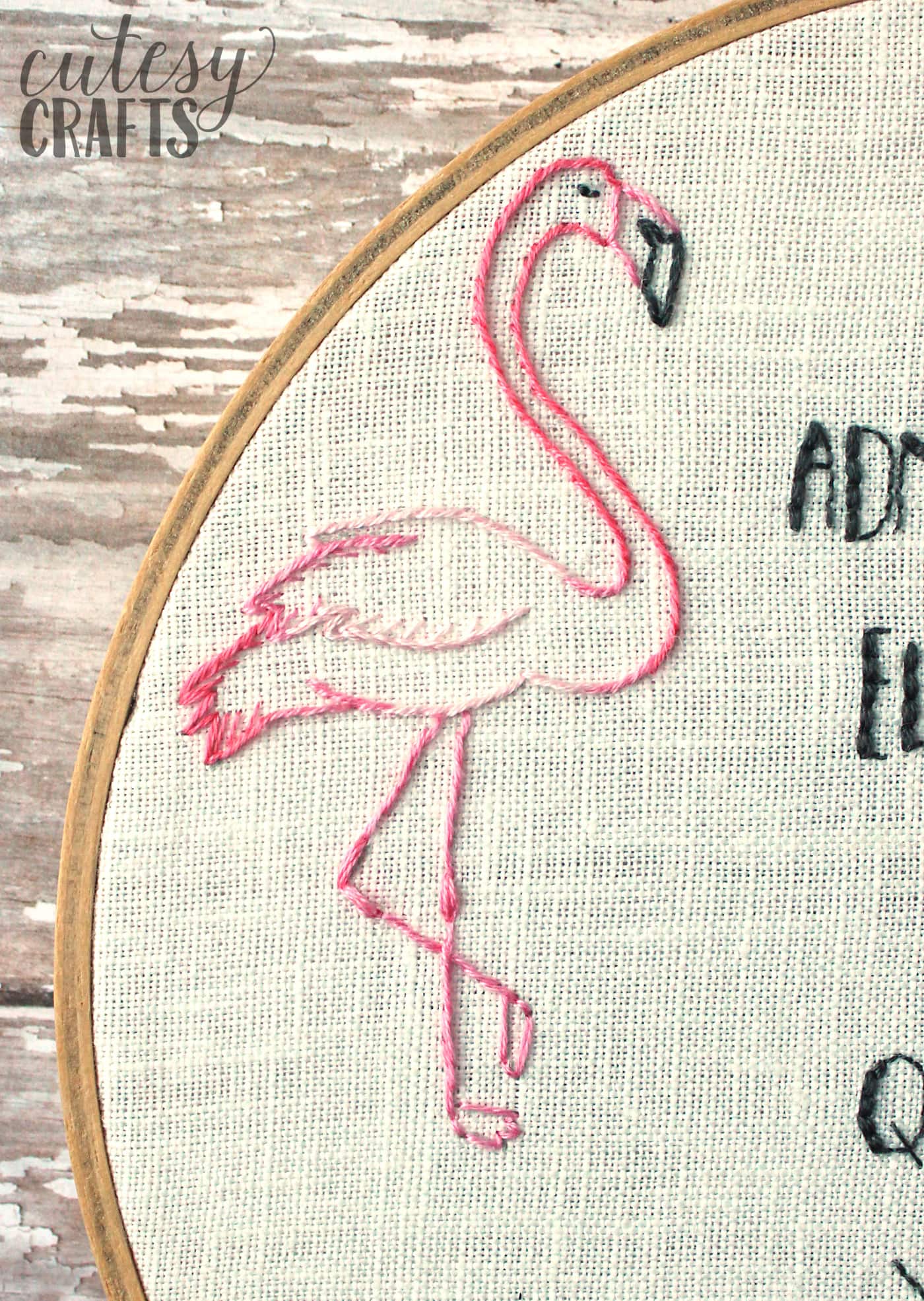 Motif de broderie gratuit Flamant rose et paon - Citation broderie "Admirez la beauté de quelqu'un d'autre sans remettre en question la vôtre" #embroiderypattern #freeembroiderypattern #flamingo #peacock #embroiderypatternquote