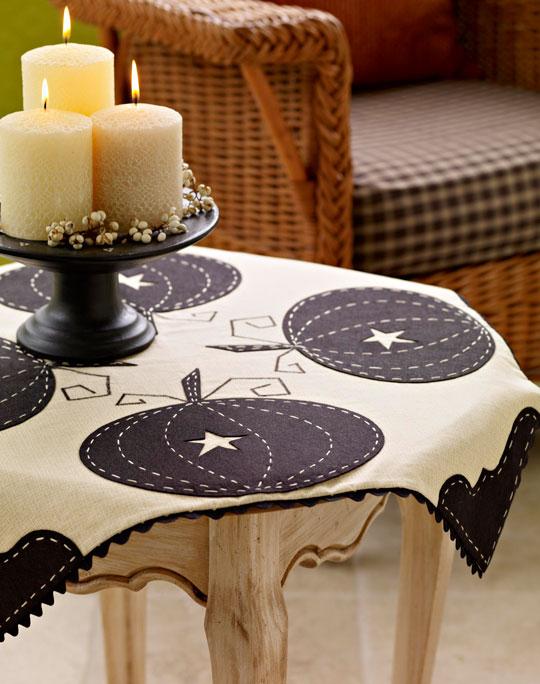 Nappe d'Halloween noire et blanche sur table avec décorations d'automne