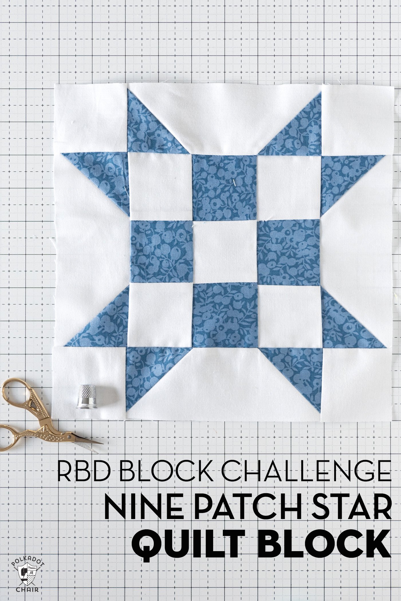 bloc de courtepointe géométrique bleu et blanc sur tapis de découpe blanc