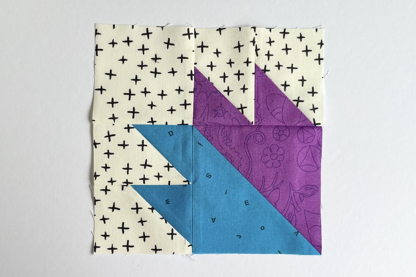 bloc de courtepointe en tissu bleu et violet