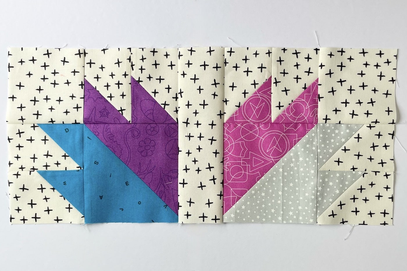 bloc de courtepointe en tissu bleu, violet, rose et gris