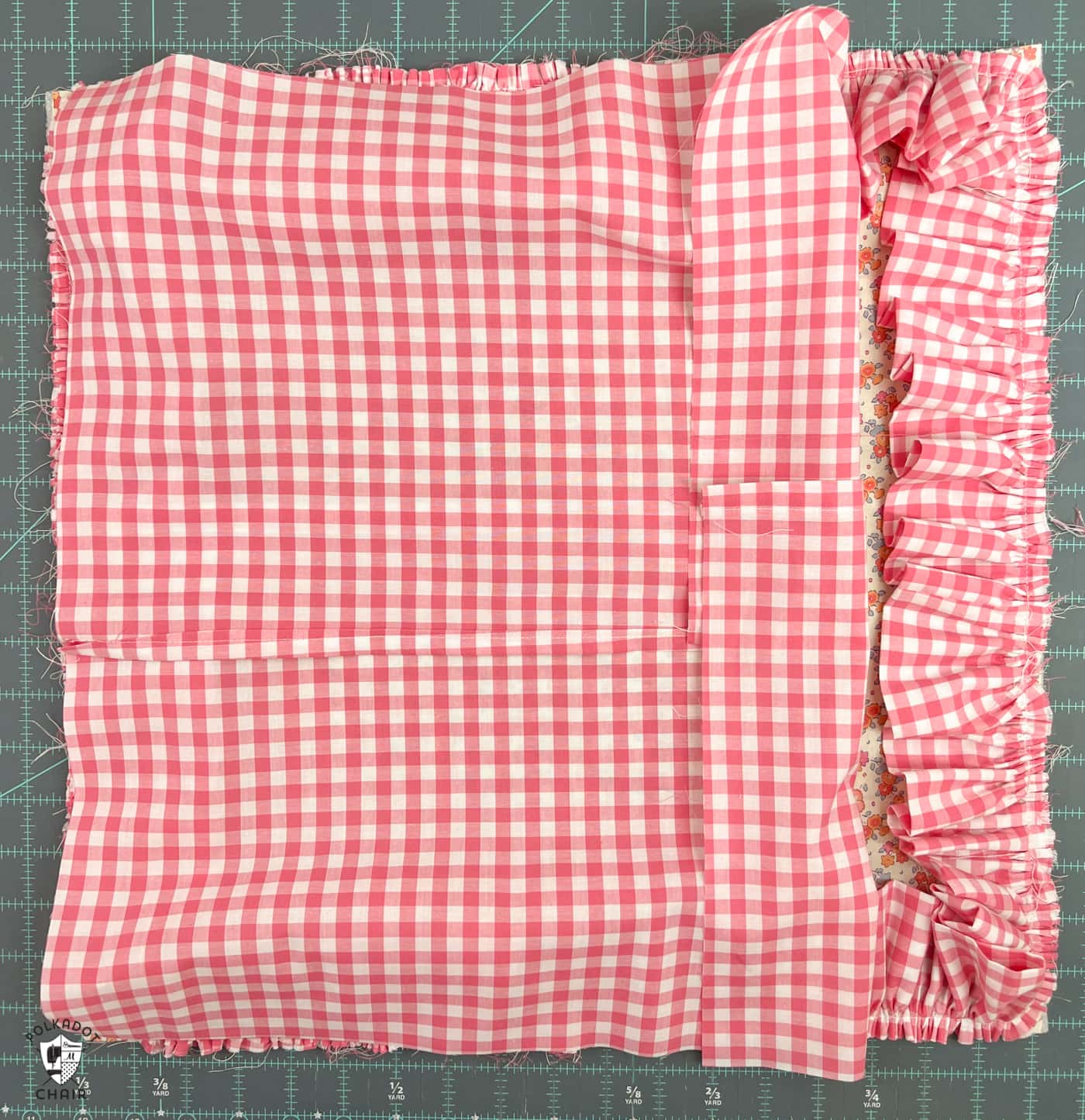tissu vichy rose sur un oreiller à volants